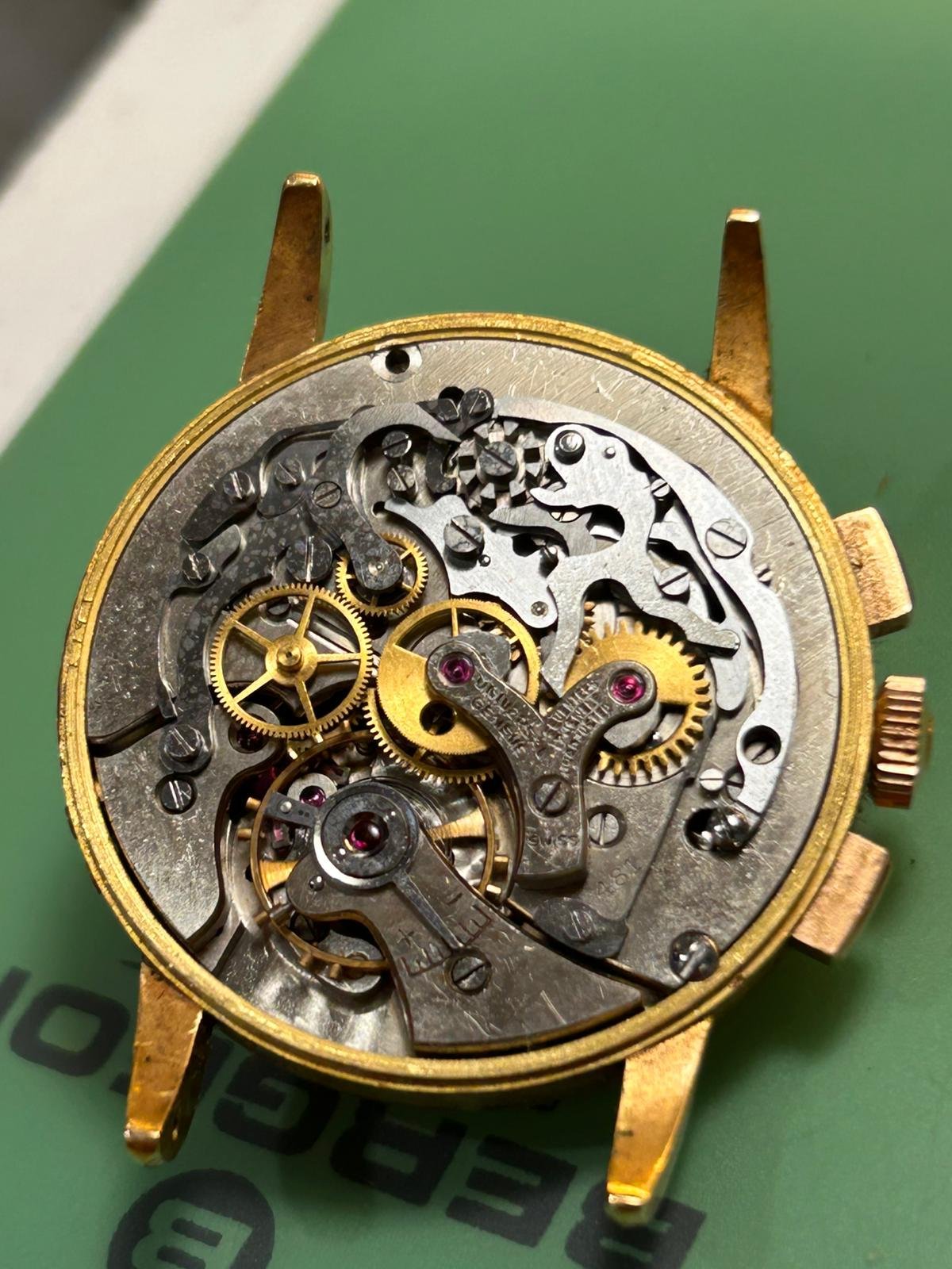 Movimiento mecánico de reloj Universal Genève Tri-Compax en proceso de restauración