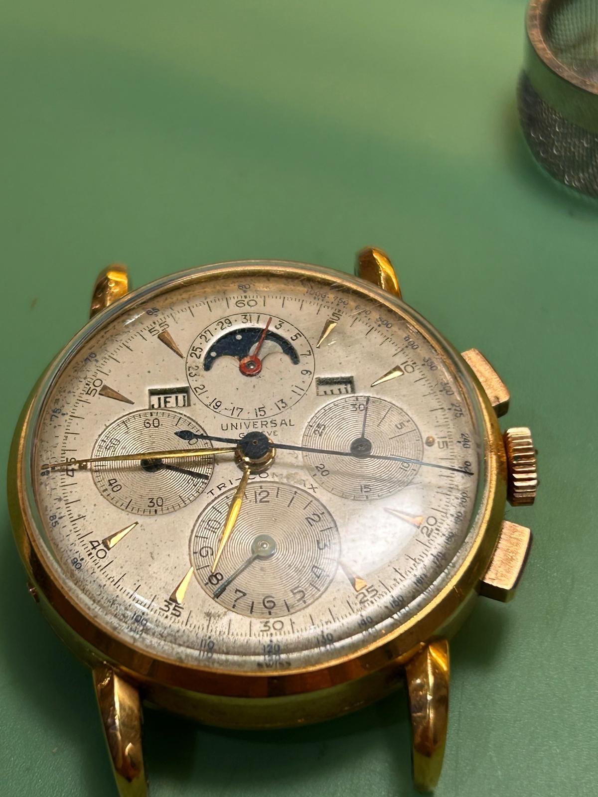 Reloj Universal Genève Tri-Compax con esfera clásica sobre mesa de trabajo